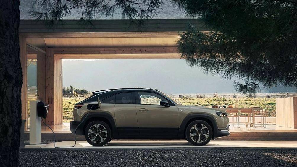 Mazda MX-30 e-Skyactiv R-EV 2023 dùng cụm pin có dung lượng 17,8 kWh, cho phạm vi di chuyển chỉ 85 km