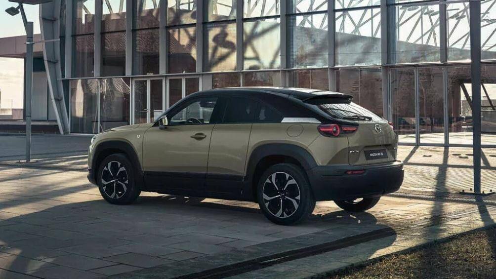 Mẫu xe này còn được hỗ trợ bởi khối động cơ xoay nổi tiếng kết hợp với bình xăng 50 lít giúp xe tăng quãng đường di chuyển lên tới 600 km