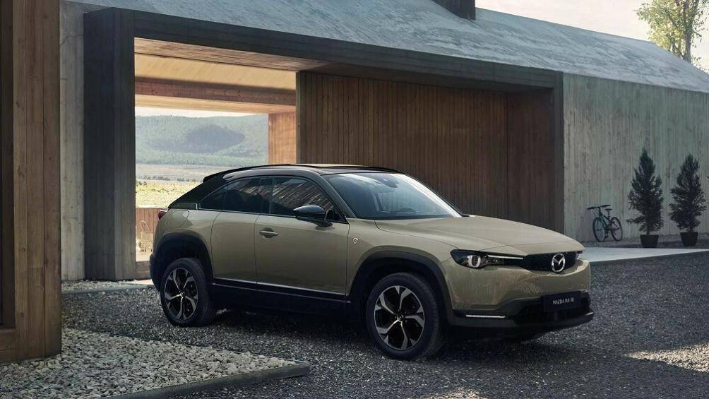Mazda MX-30 e-Skyactiv R-EV 2023 được chia thành 3 phiên bản Prime-Line, Exclusive-Line và Makato với giá khởi điểm từ 31.995 Bảng (917 triệu đồng)