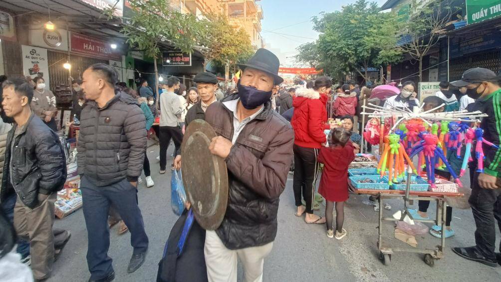 Chợ Viềng Nam Định được tổ chức tại hai nơi là tại khu vực Phủ Dầy (huyện Vụ Bản) và khu chợ Chùa, huyện Nam Trực. Ghi nhận tại chợ Viềng Chùa (Nam Trực) cũng nườm nượp du khách từ chiều 28/1.