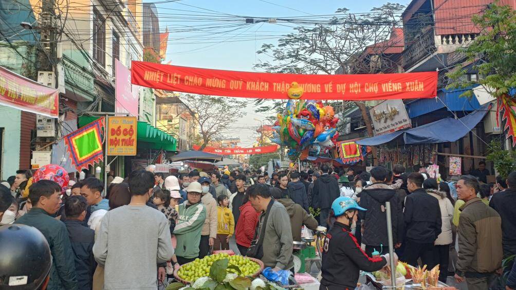 "Những ngày đầu năm 2023, chúng tôi vừa đi lễ, vừa mua những đồ vật, cây cối coi như lộc đầu xuân, mang ý nghĩa rước tài lộc, may mắn vào nhà trong cả năm", anh Đạt, người dân cho biết thêm.