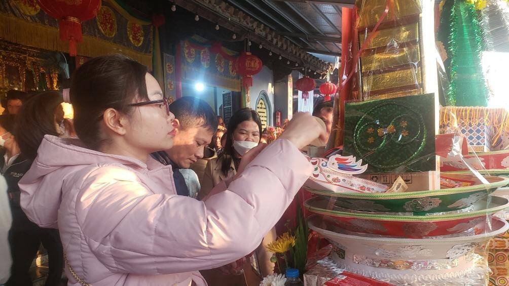 Không thể vào trong phủ chính để đặt lễ, người dân đặt lễ ngay ngoài cửa phủ rồi vái vọng vào.