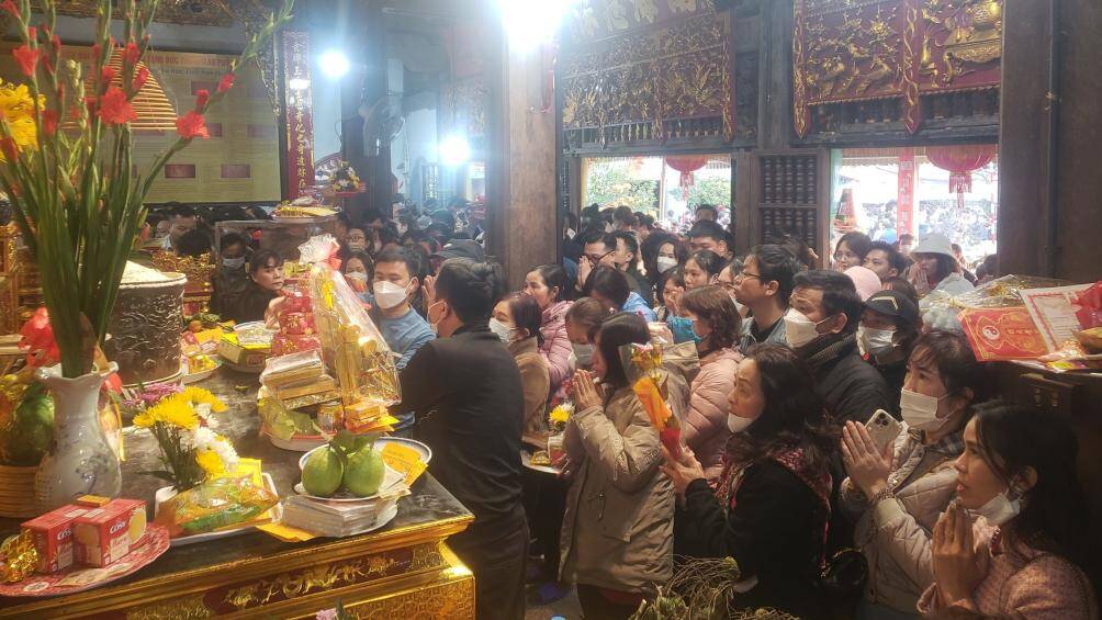 "Chúng tôi đến đây sớm hơn thời gian diễn ra lễ hội chợ Viềng do nhà có con nhỏ, đi đêm hôm sợ ảnh hưởng đến các cháu. Trước tiên, gia đình chúng tôi sẽ dâng lễ, cầu lộc đầu năm sau đó sẽ mua cây về nhà để cầu may", chị Thuỷ, đến từ Thanh Hoá cho biết.