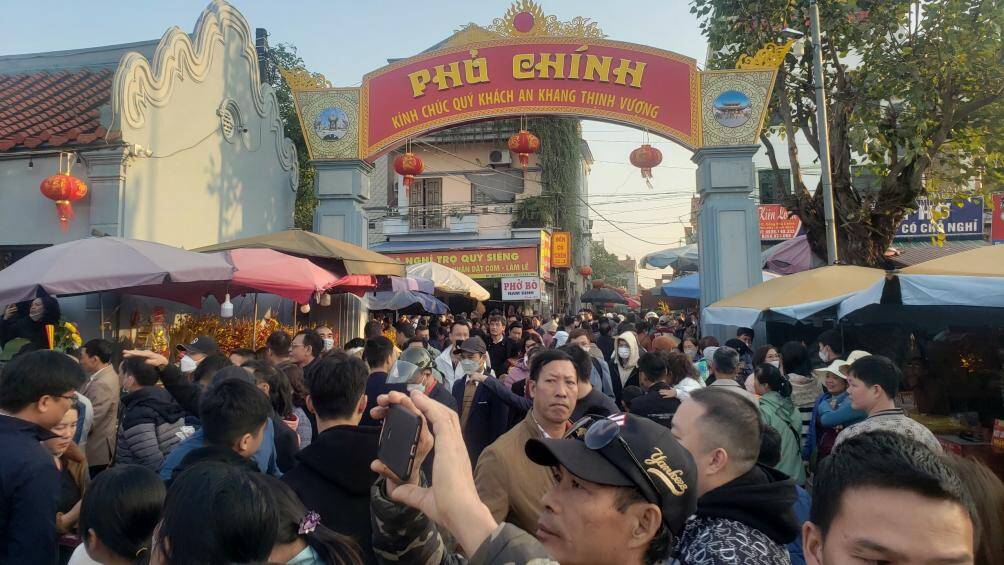 Đêm nay (28/1) và rạng sáng mai (29/1), chợ Viềng Xuân Quý Mão 2023 sẽ được tổ chức tại Quần thể di tích lịch sử văn hóa Phủ Dầy thuộc xã Kim Thái, kéo dài đến xã Trung Thành và thị trấn Gôi, huyện Vụ Bản, tỉnh Nam Định.