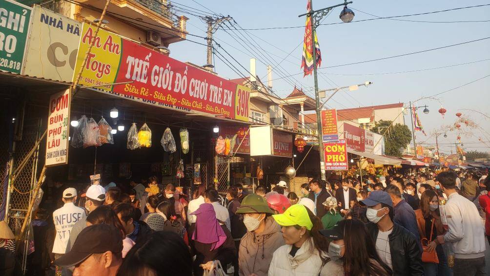 Sau 2 năm phải dừng tổ chức do dịch Covid-19, chợ Viềng Xuân Quý Mão 2023 thu hút đông đảo du khách thập phương đổ về.