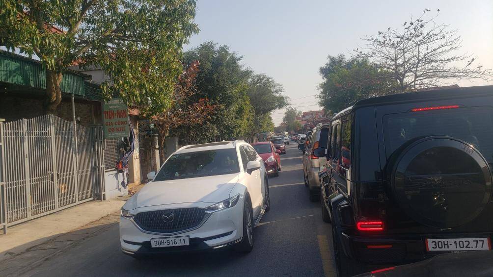 Trên con đường dẫn vào khu vực tổ chức chợ Viềng, xe ô tô nối đuôi nhau. Mặc dù có lực lượng chức năng điều tiết nhưng vẫn xảy ra tình trạng ùn ứ.