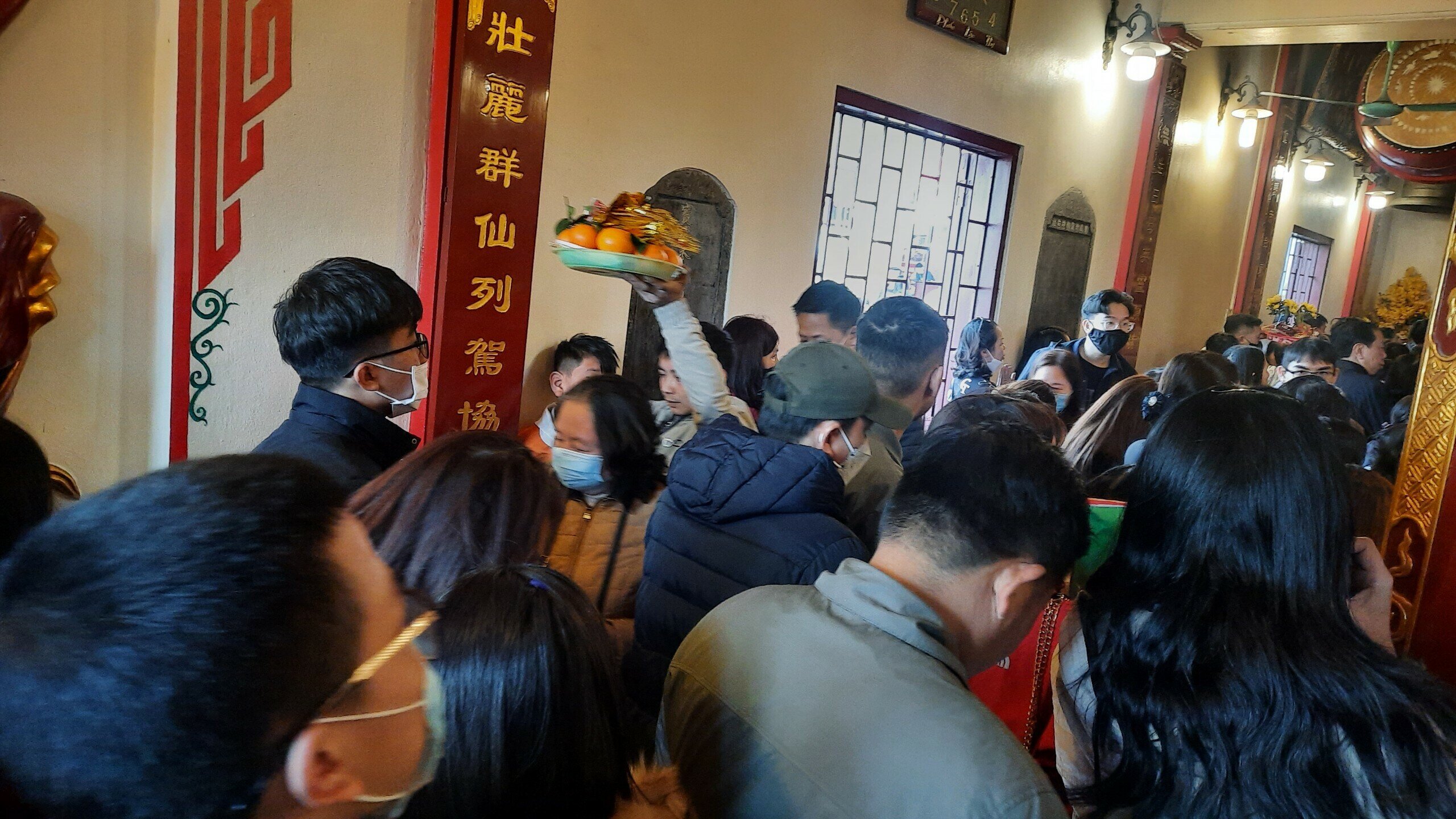 "Phải mất khá nhiều thời gian thì tôi mới vào được phủ chính đặt lễ và khấn. Tôi cảm thấy rất may mắn vì là một trong những người được vào đây đặt lễ, rất nhiều người đã phải đặt lễ ở bên ngoài rồi khấn vọng vào", anh Nguyễn Đình Quyết, đến từ Hà Nam cho biết.