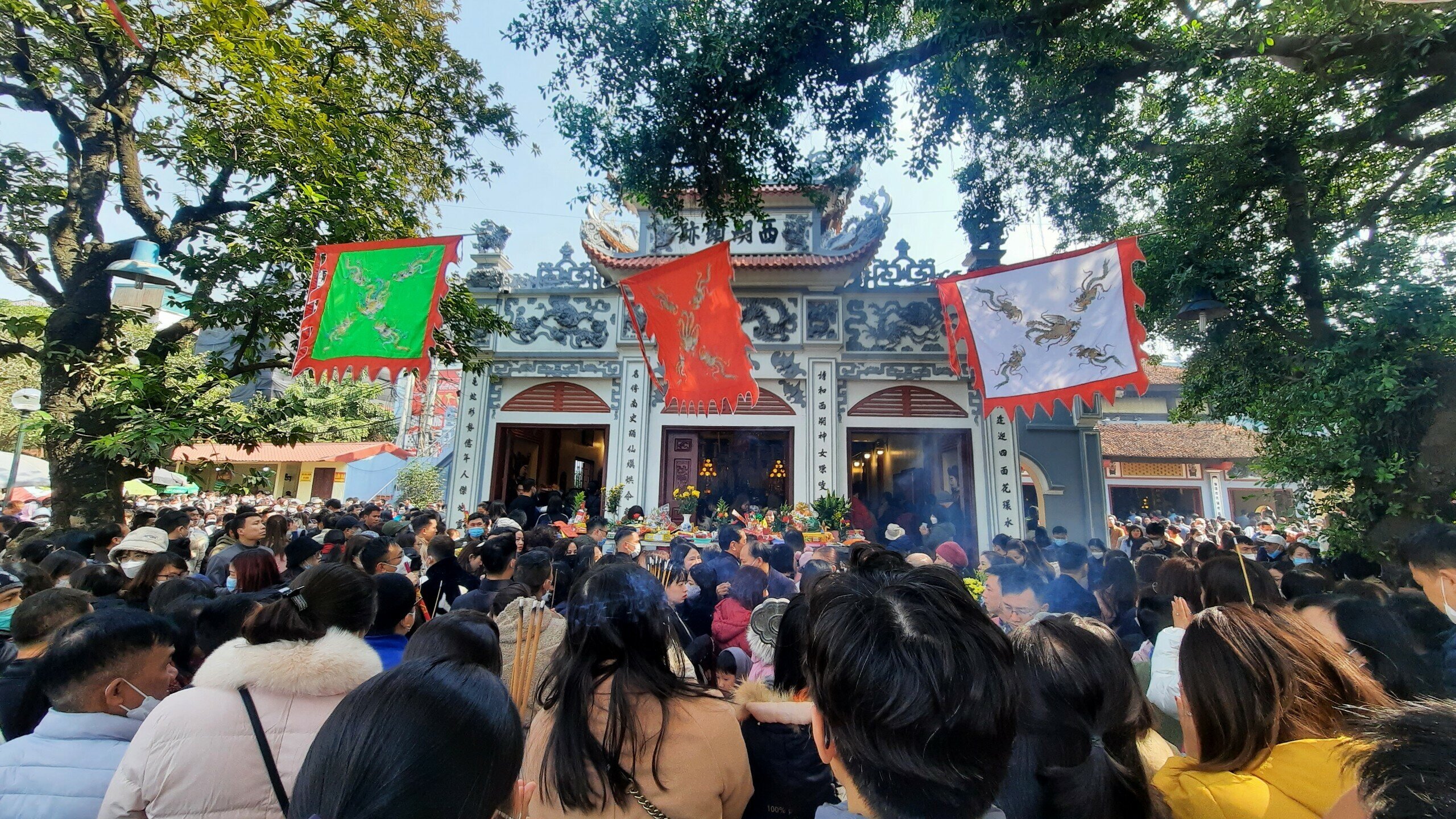 Càng về trưa lượng người đổ về phủ Tây Hồ càng đông hơn.