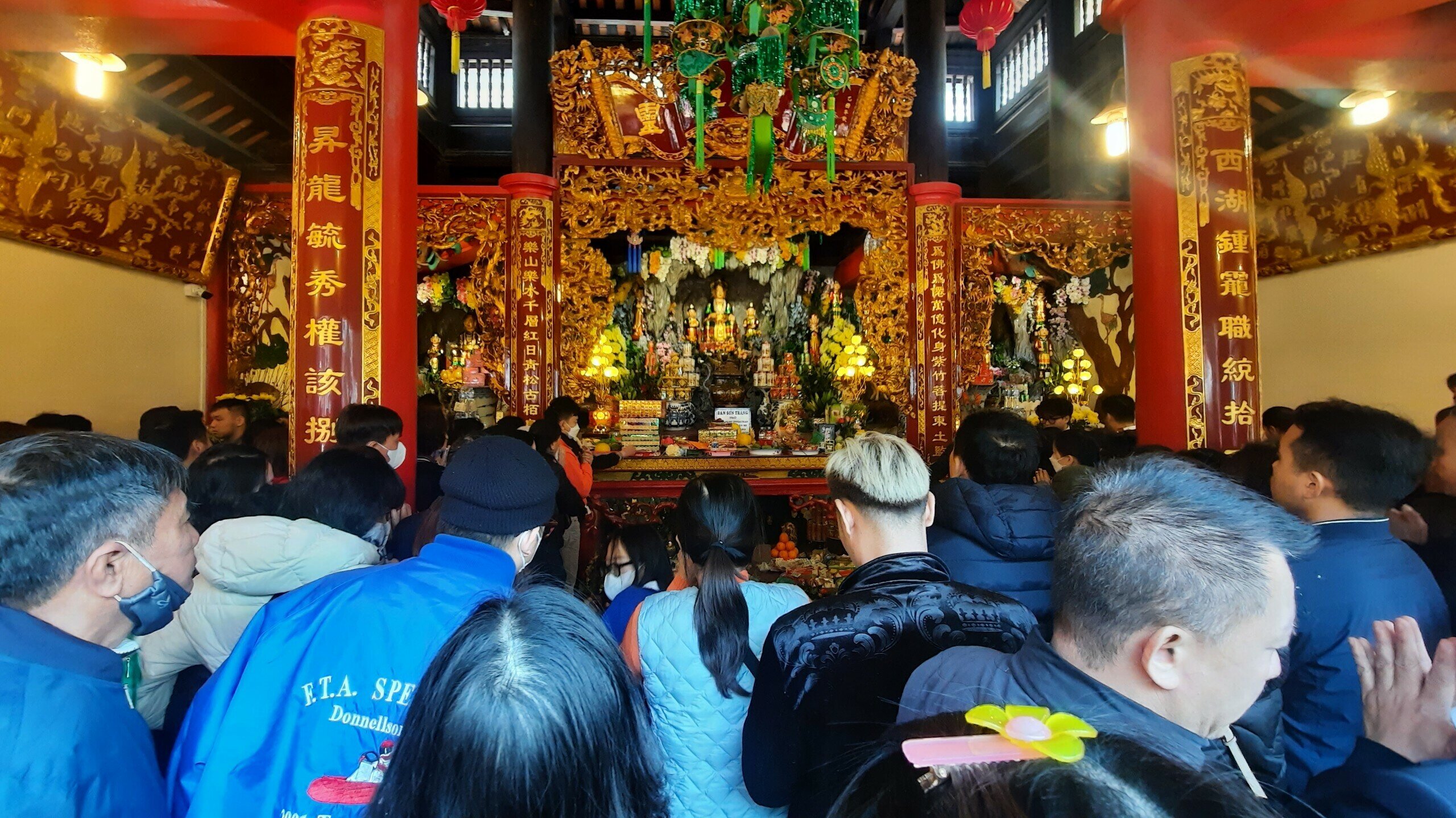 Tại điện Sơn Trang trong phủ, du khách cũng bước đi rất chật vật.