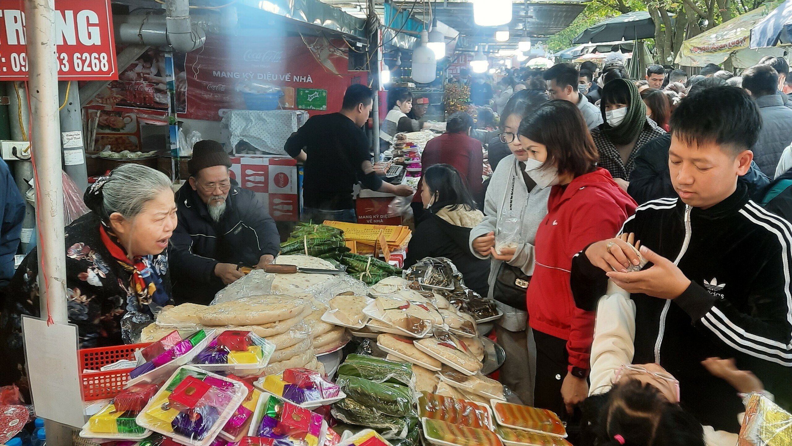 Các cửa hàng bán bánh đúc, bánh tẻ... xung quanh phủ Tây Hồ cũng rất đông khách.