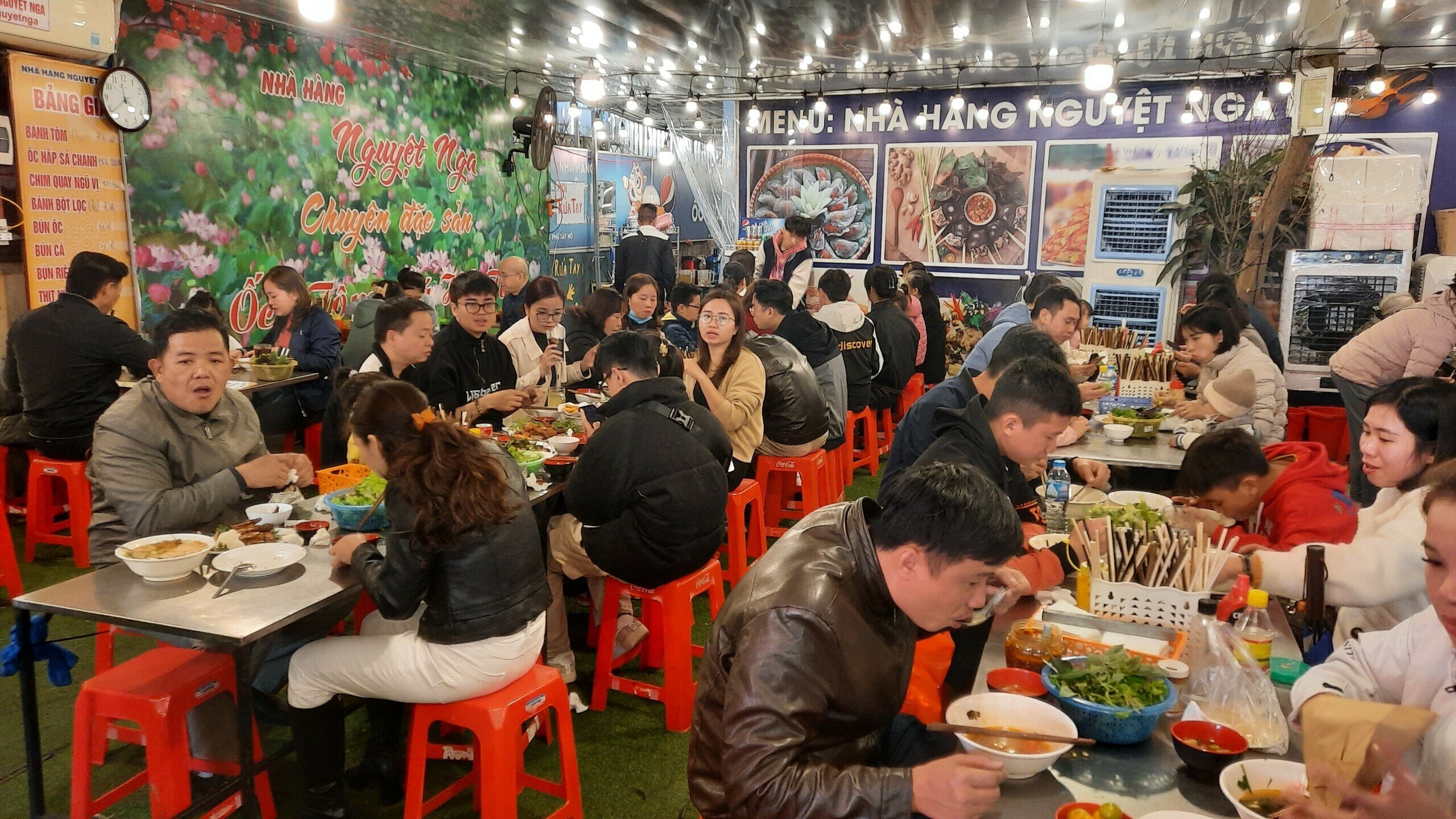 Các quán bánh tôm quanh phủ Tây Hồ hôm nay đều chật ních thực khách.