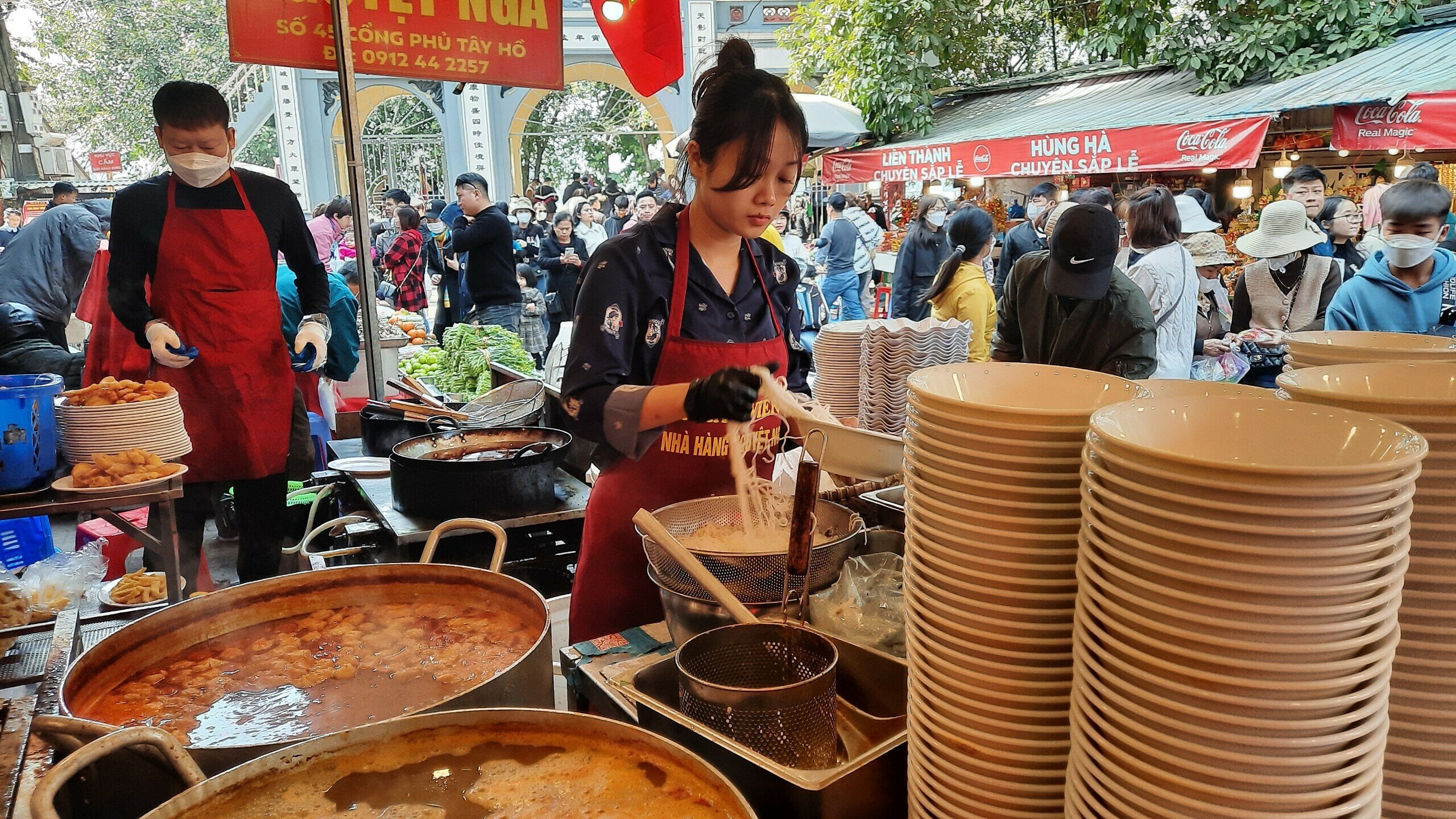 Một chủ quán cho biết, nhiều khách không có chỗ ngồi trong quán đã mua bánh tôm ra chỗ khác để thưởng thức.