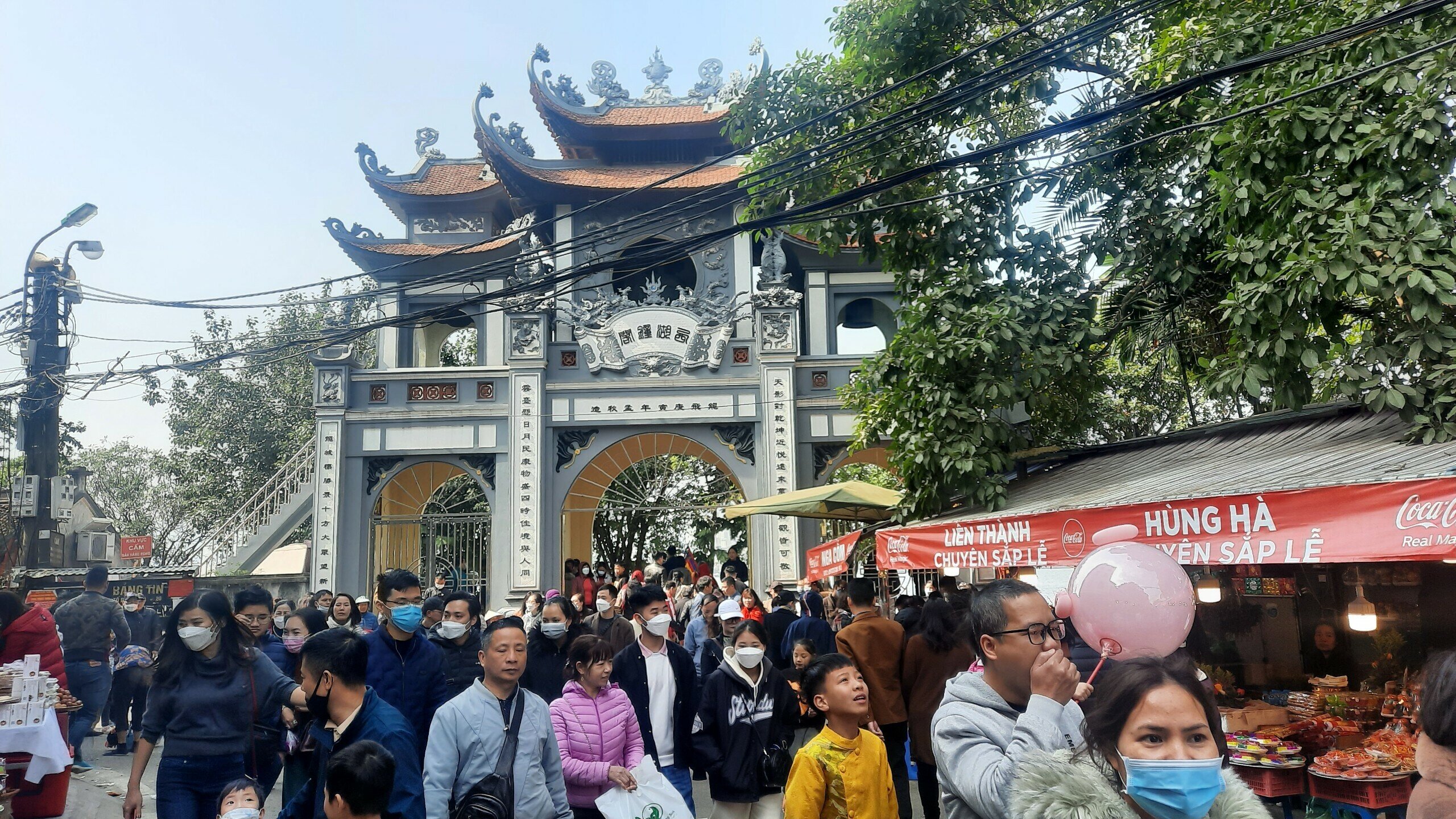 Khoảng hơn 10h sáng, là lúc thời tiết có nắng và ấm hơn thì lượng người đổ về Phủ Tây Hồ ngày một đông hơn.