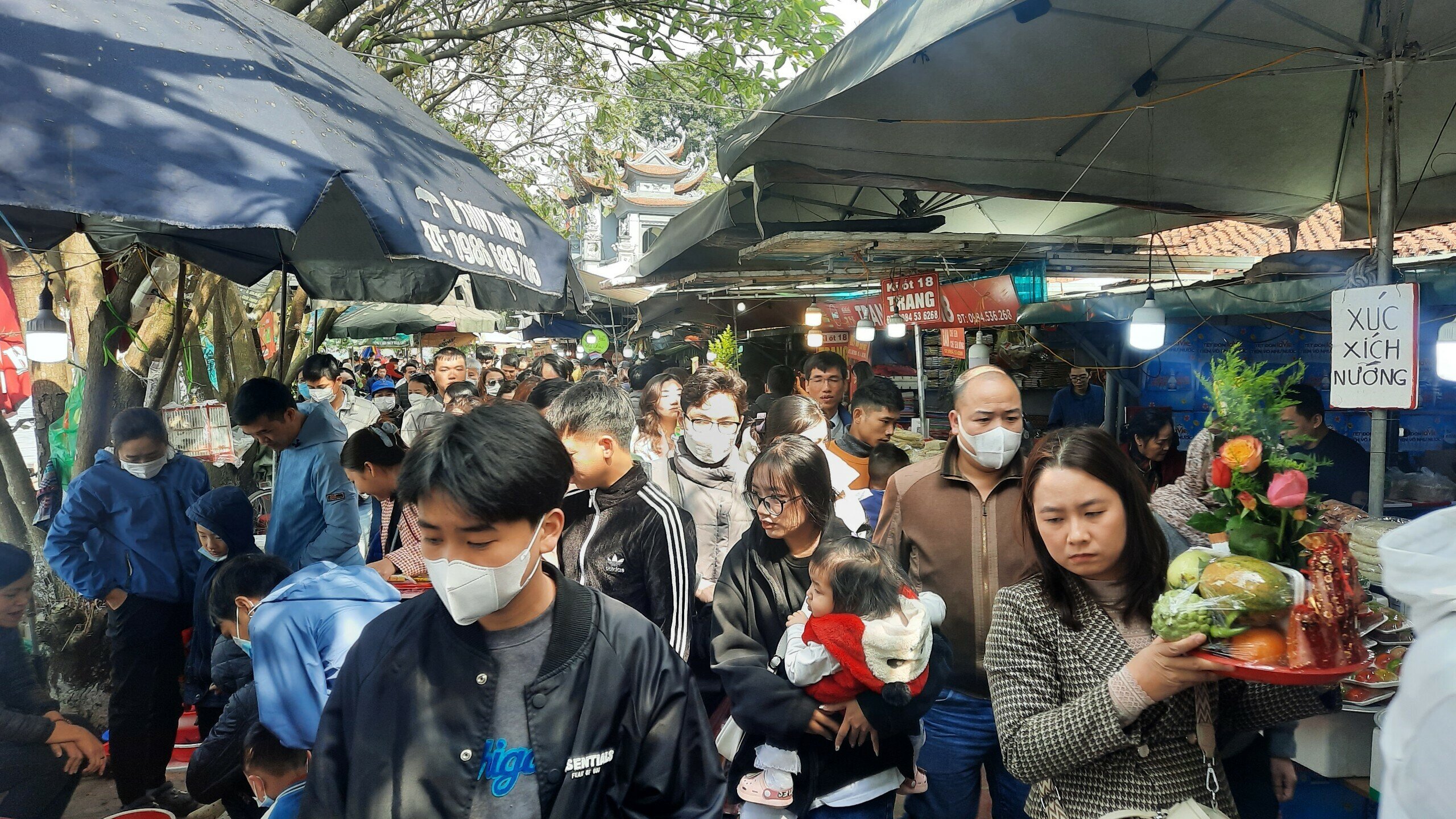 "Mấy ngày hôm trước, tôi đọc báo thấy Phủ Tây Hồ đông chật cứng người nên hôm nay mới đi thì ai ngờ vẫn rất đông người đến đây làm lễ", chị Nguyễn Thị Mây, đến từ Quốc Oai, Hà Nội cho hay.