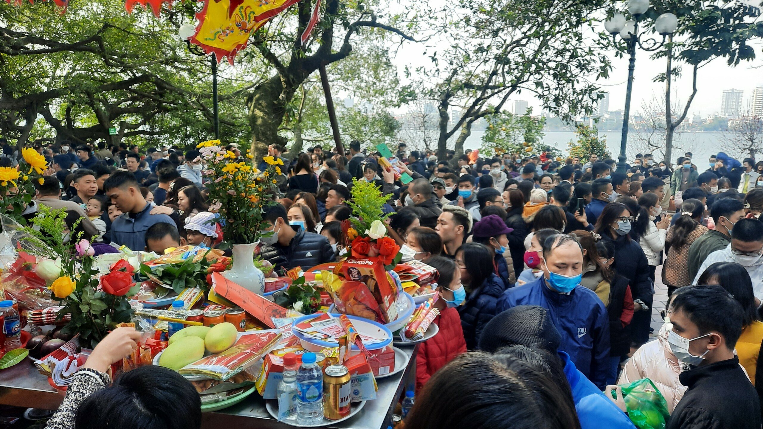 Bàn để lễ vật ngoài sân phủ chật kín đồ lễ. Không ít người phải tìm mãi mới thấy đồ lễ của mình để đi hóa vàng mã.