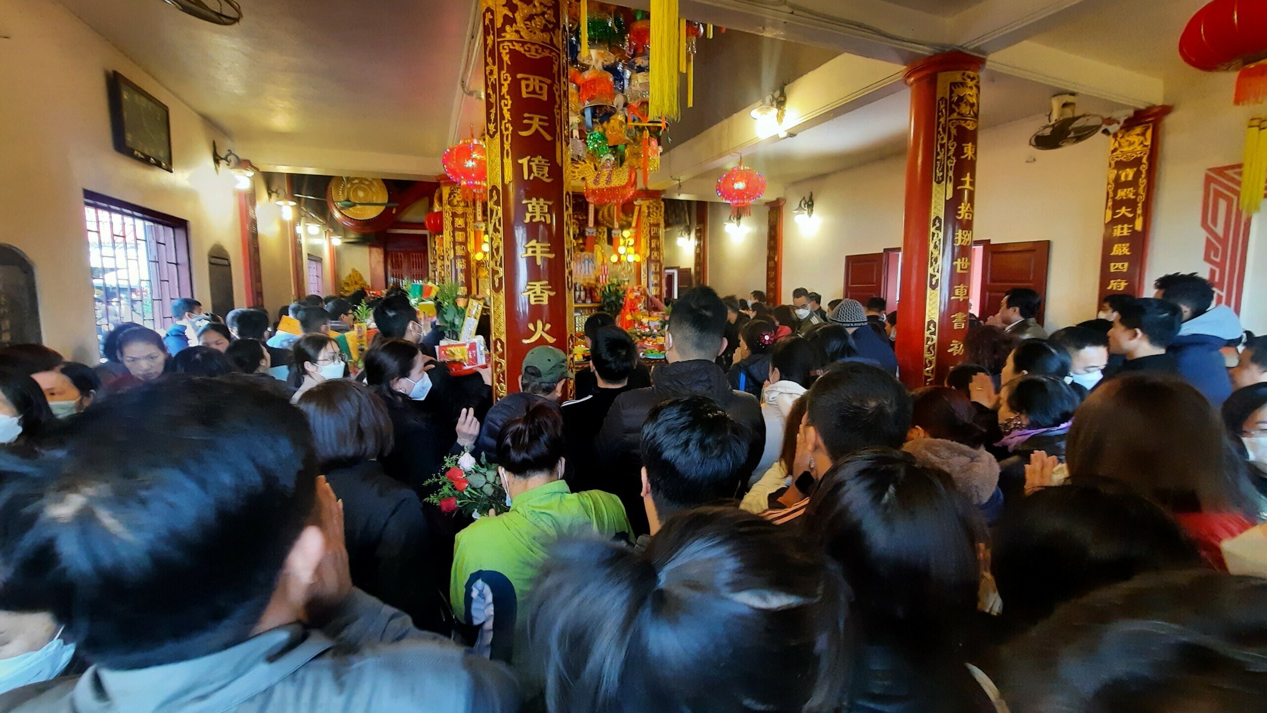 Bên trong phủ chính, lượng người đông đến mức người khấn xong rồi đi ra cũng khó khăn.