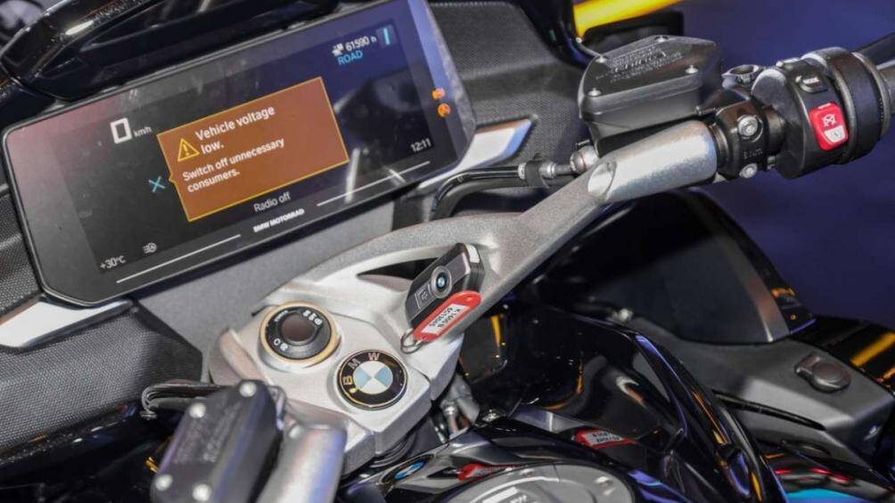 Điểm mới của mẫu xe là màn hình TFT LCD 10,25 inch có khả năng kết nối điện thoại thông minh và điều hướng bản đồ tích hợp ứng dụng BMW Motorrad Connected
