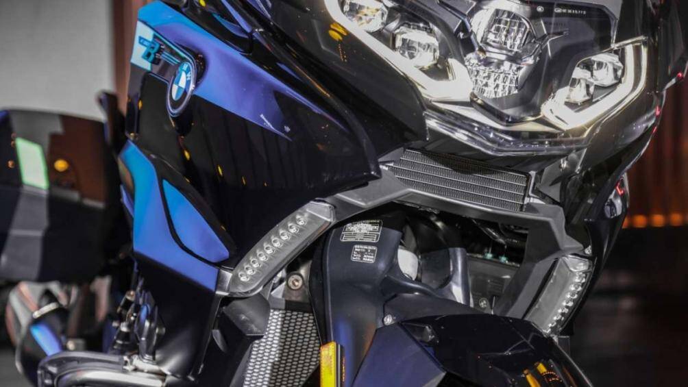 Hệ thống treo được trang bị trên K1600B là Duolever với thanh chống lò xo trung tâm ở phía trước, trong khi phần đuôi xe được hỗ trợ bởi gắp sau Paralever