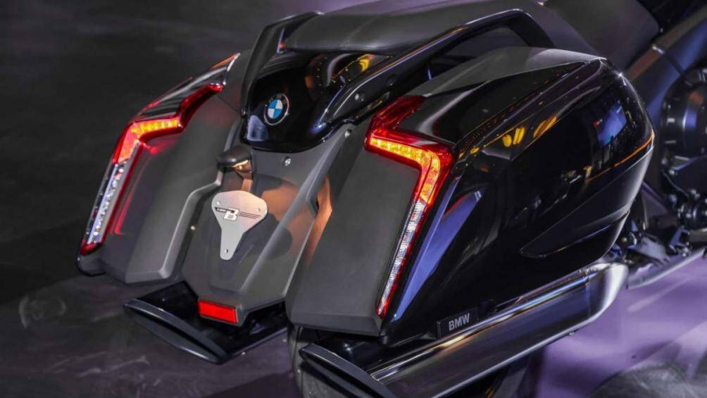 Chiều cao yên xe K1600B là 750 mm và có khối lượng 344 kg khi được nạp đầy đủ nhiên liệu và có dung tích 26,5 lít