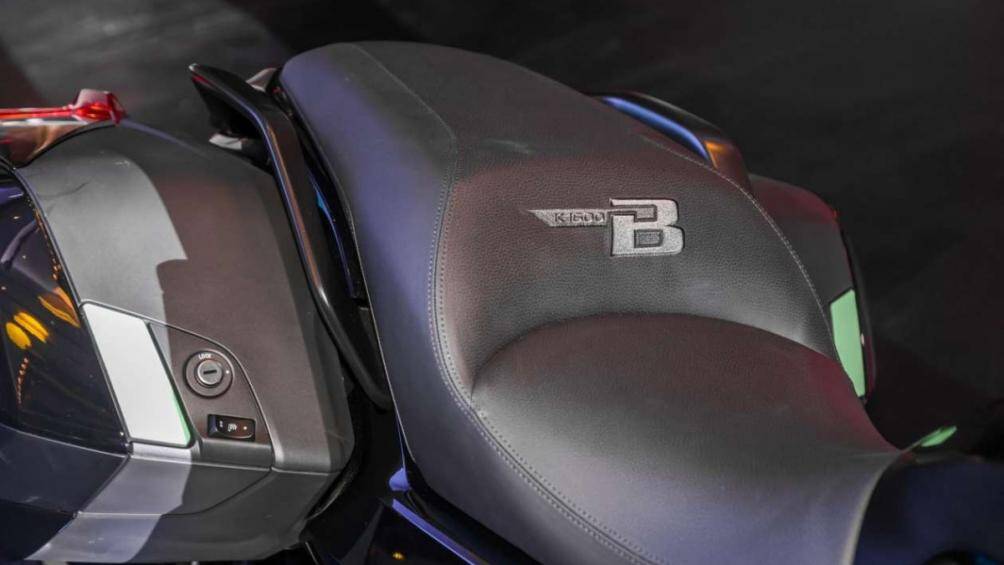 Một số tiện ích khác mà K1600B 2023 sở hữu bao gồm: kiểm soát khởi hành ngang dốc, giám sát áp suất lốp, sạc USB-C, ghế sưởi và tay nắm sưởi...