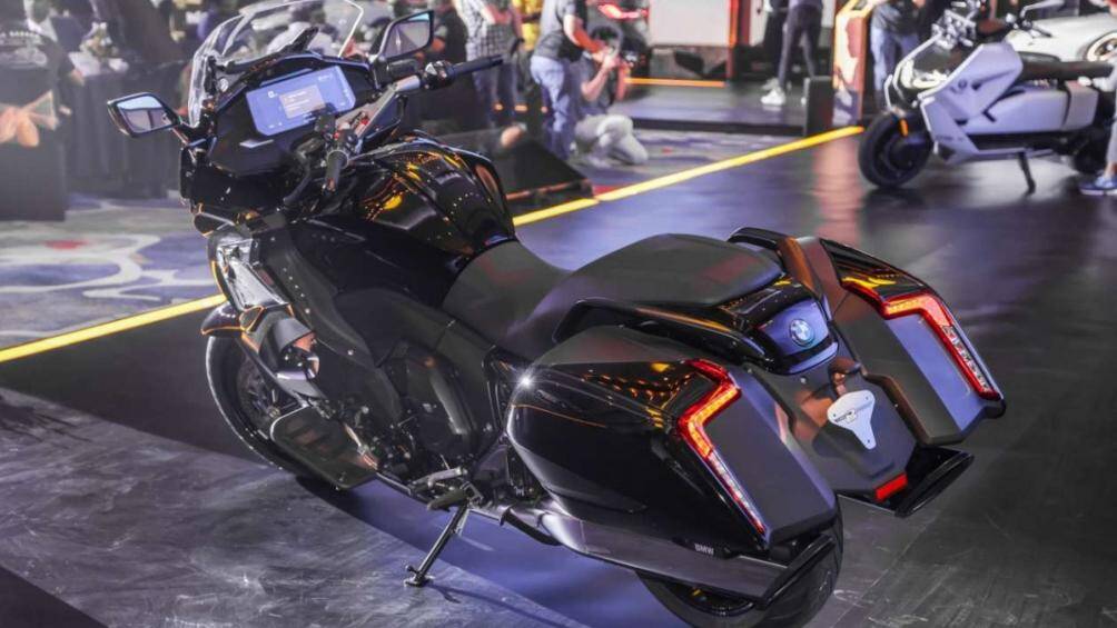 Xe sử dụng hệ thống phanh đĩa 320 mm cùng kẹp phanh hướng trục bốn pít-tông ở phía trước, phía sau là đĩa đơn 320 mm kết hợp với Integral ABS Pro