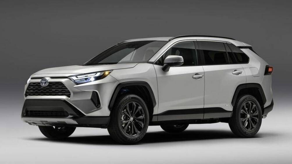 2. Toyota RAV4 (doanh số: 869.955 chiếc)