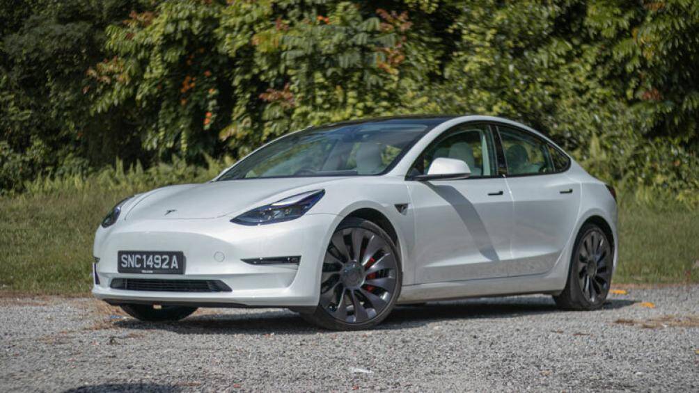 7. Tesla Model 3 (doanh số: 595.747 chiếc)
