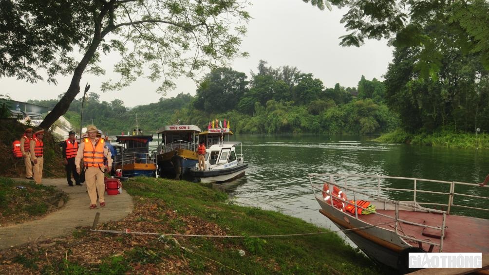 Ngoài 80 km đường thủy trên hồ Thác Bà, tỉnh Yên Bái còn có hơn 100 km đường thủy nội địa trên sông Hồng, sông Chảy với trên 200 tàu, thuyền, sà lan được đăng ký, đăng kiểm đang hoạt động. Riêng tàu chở khách có khoảng 40 phương tiện hoạt động ở 4 tuyến cố định trên hồ Thác Bà, 5 bến đò ngang sông Hồng.