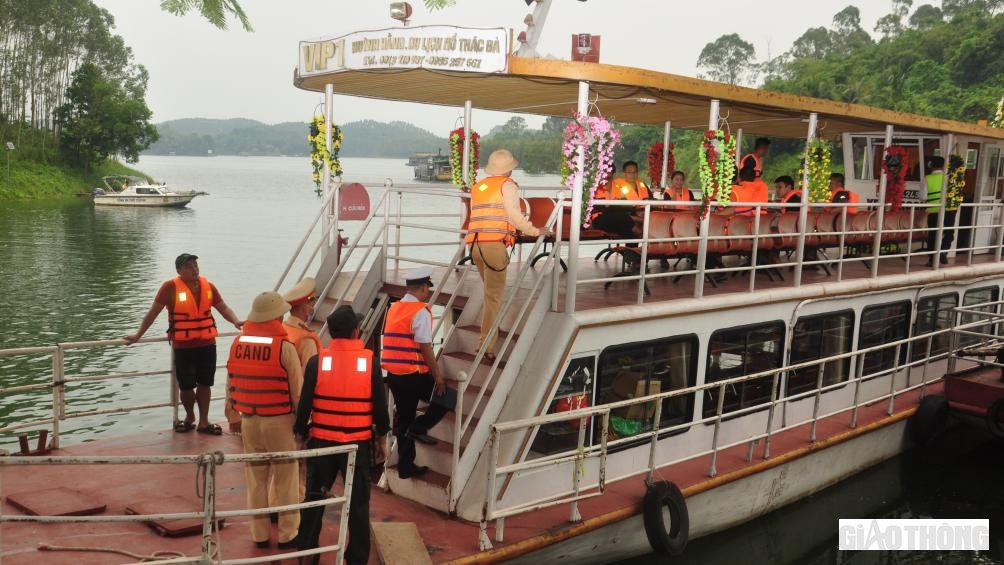 Bước vào mùa Lễ hội năm 2023, Đội Cảnh sát giao thông (CSGT) đường thủy thuộc Phòng CSGT Công an tỉnh Yên Bái đã phối hợp các đơn vị chức năng, cấp ủy, chính quyền địa phương tổ chức rà soát, thống kê các phương tiện vận tải hành khách trên vùng lòng hồ Thác Bà phục vụ lễ hội. Với phương châm kiên quyết không để các phương tiện chở khách không đảm bảo an toàn hoạt động, các đơn vị chức năng đã buộc nhiều phương tiện không đảm bảo an toàn phải "nằm bến” trong mùa lễ hội năm nay.