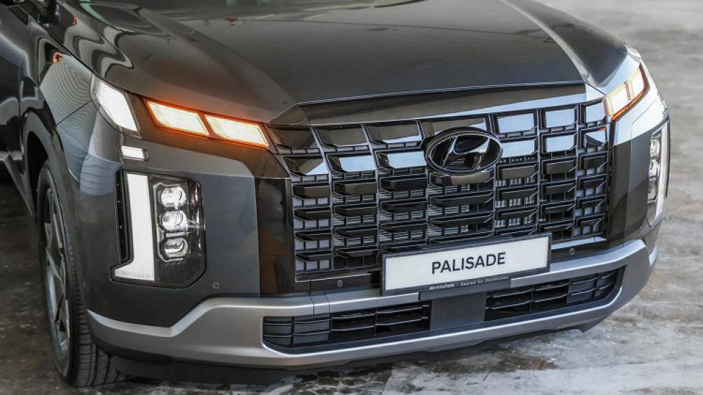 Điểm nhận diện của bản máy dầu là đèn phanh halogen, trong khi bản máy xăng là đèn phanh công nghệ LED