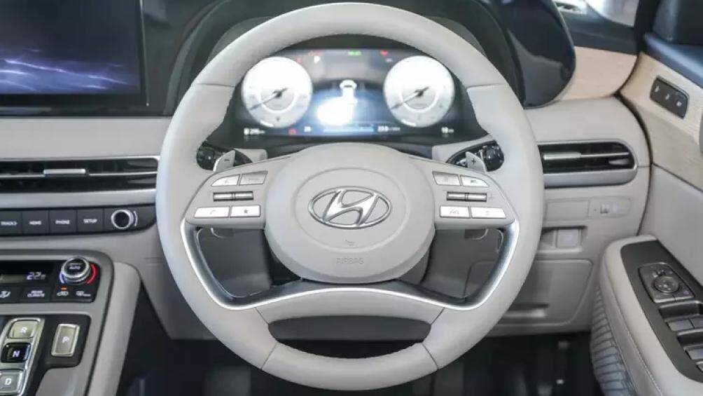 Màn hình giải trí có thể chia đôi màn hình, màn hình hiển thị head-up 2,6 inch tăng từ 1,8 inch kèm độ phân giải lớn hơn