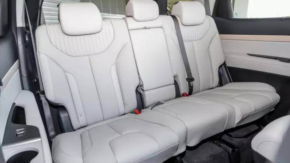 Ghế lái chỉnh điện 12 hướng (có sưởi/làm mát, nhớ vị trí), ghế phụ chỉnh điện 8 hướng (có sưởi/làm mát), hàng ghế thứ hai có sưởi/làm mát