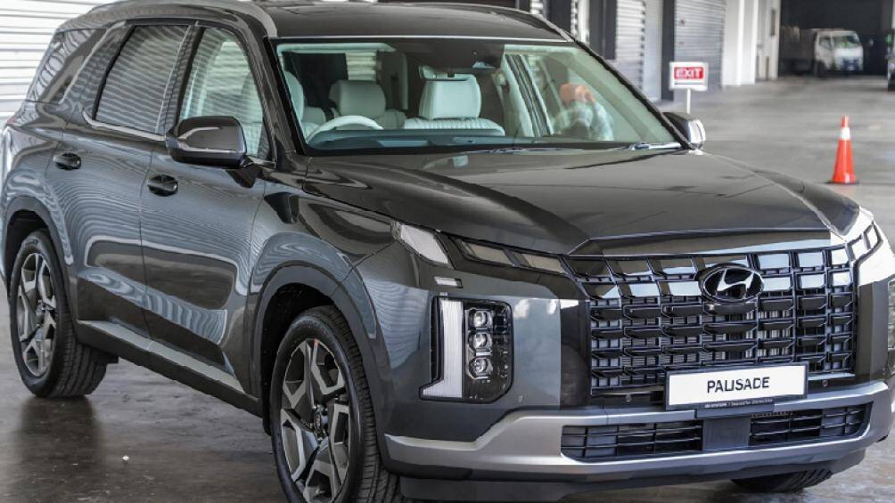 Về ngoại thất, bản nâng cấp của Palisade 2023 có lưới tản nhiệt hình chữ nhật, hai bên là cụm đèn chiếu sáng đặt dọc