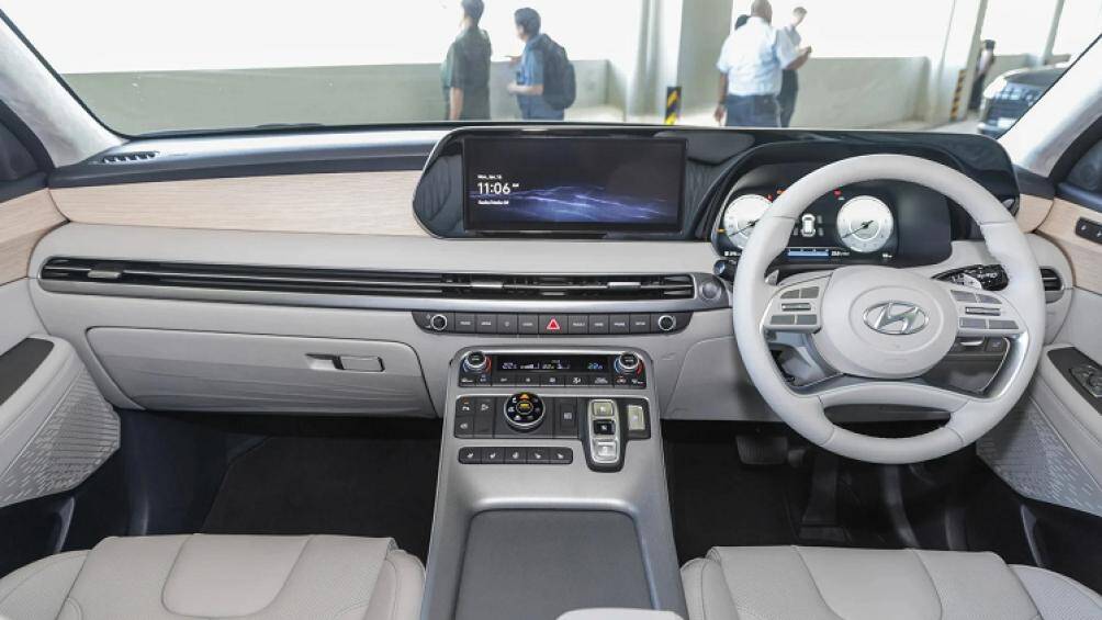 Bên trong, da Nappa và các chi tiết kim loại hoặc ốp gỗ làm tăng vẻ sang trọng hơn cho xe, bảng điều khiển vẫn giữ nguyên vị trí nút bấm