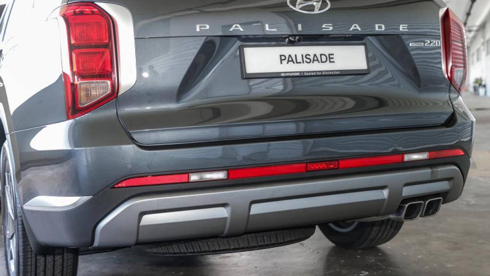 Với phần đuôi xe, hãng xe Hàn đã làm mới bằng đèn phản quang kéo dài, cản sau gồm những đường gân nổi mang đến diện mạo cơ bắp hơn