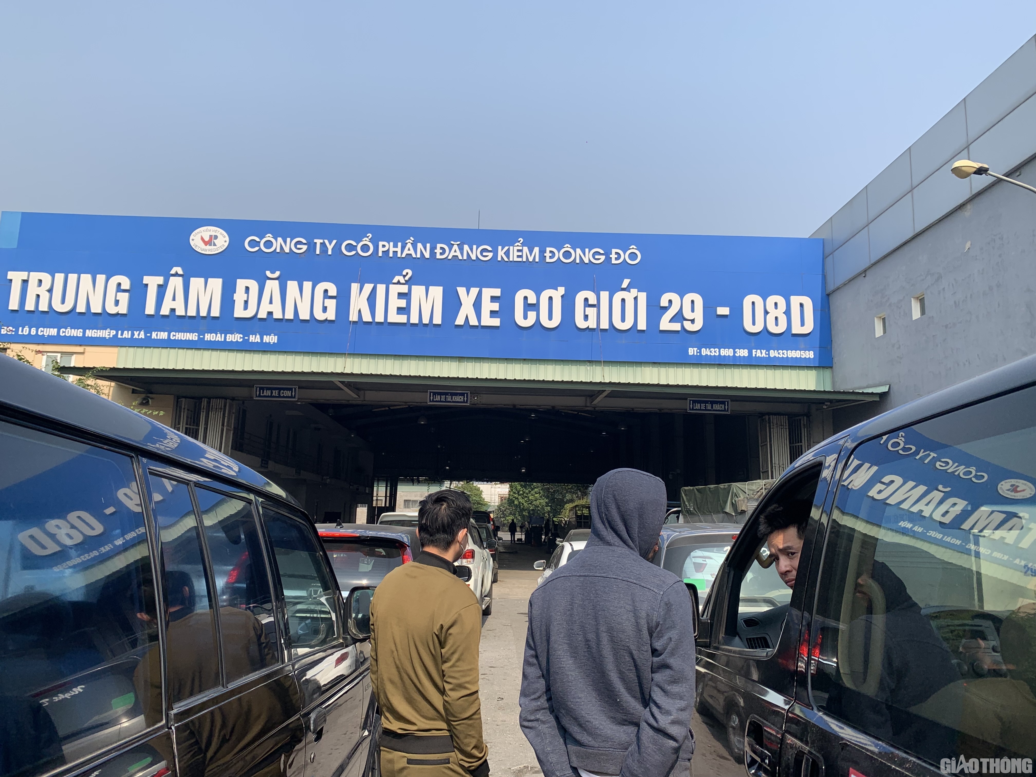 Nhiều phương tiện đã xếp hàng tại đây từ buổi sáng cùng ngày