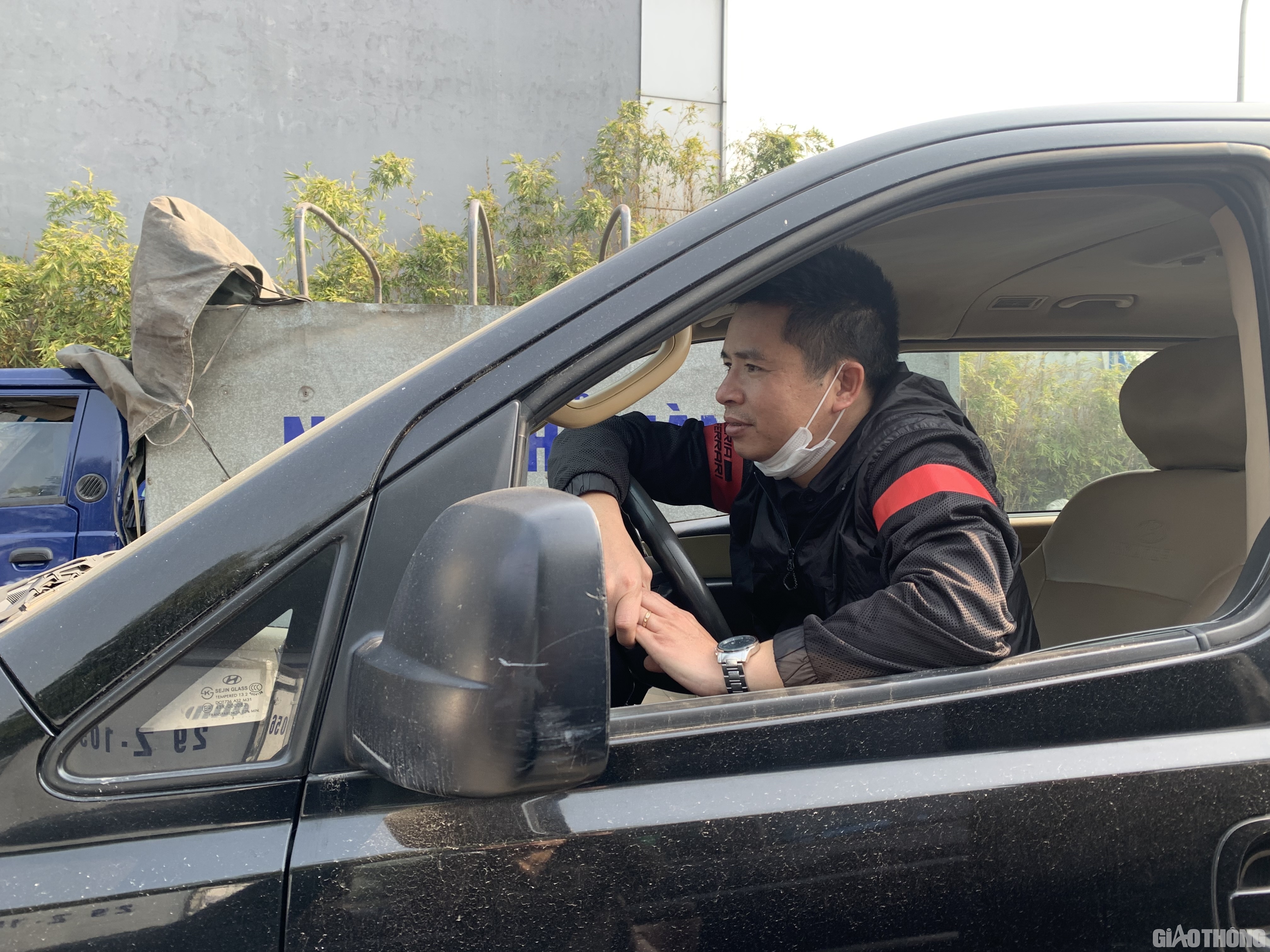 Một chủ xe khác cũng cho biết xe anh đã quá hạn đăng kiểm nhưng nay mới có thời gian xếp hàng chờ kiểm định. Trong khi đó, có chủ xe còn 10 ngày nữa mới đến hạn kiểm định nhưng chiều 30/1 cũng đưa xe đi đăng kiểm do sắp đi du lịch dài ngày