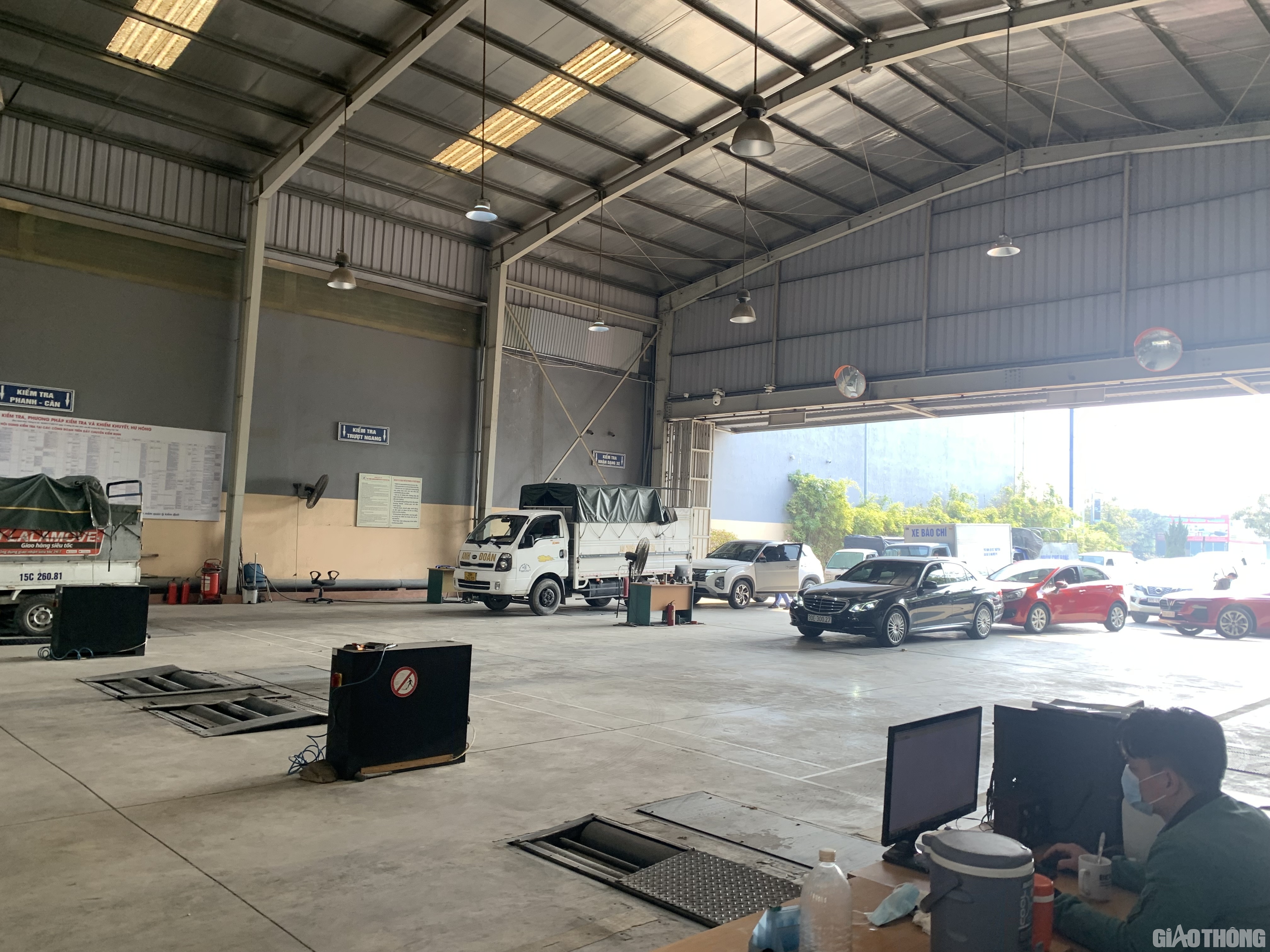 Các trung tâm đăng kiểm tiếp tục khuyến cáo chủ xe cần bảo dưỡng, sửa chữa phương tiện trước khi đi kiểm định để đảm bảo phương tiện đủ điều kiện, tránh tình trạng có nội dung không đạt, phải đưa xe về sửa, sau đó quay trở lại vừa mất thời gian lại có thể mất thêm chi phí nếu ngày hôm sau mới sửa xong