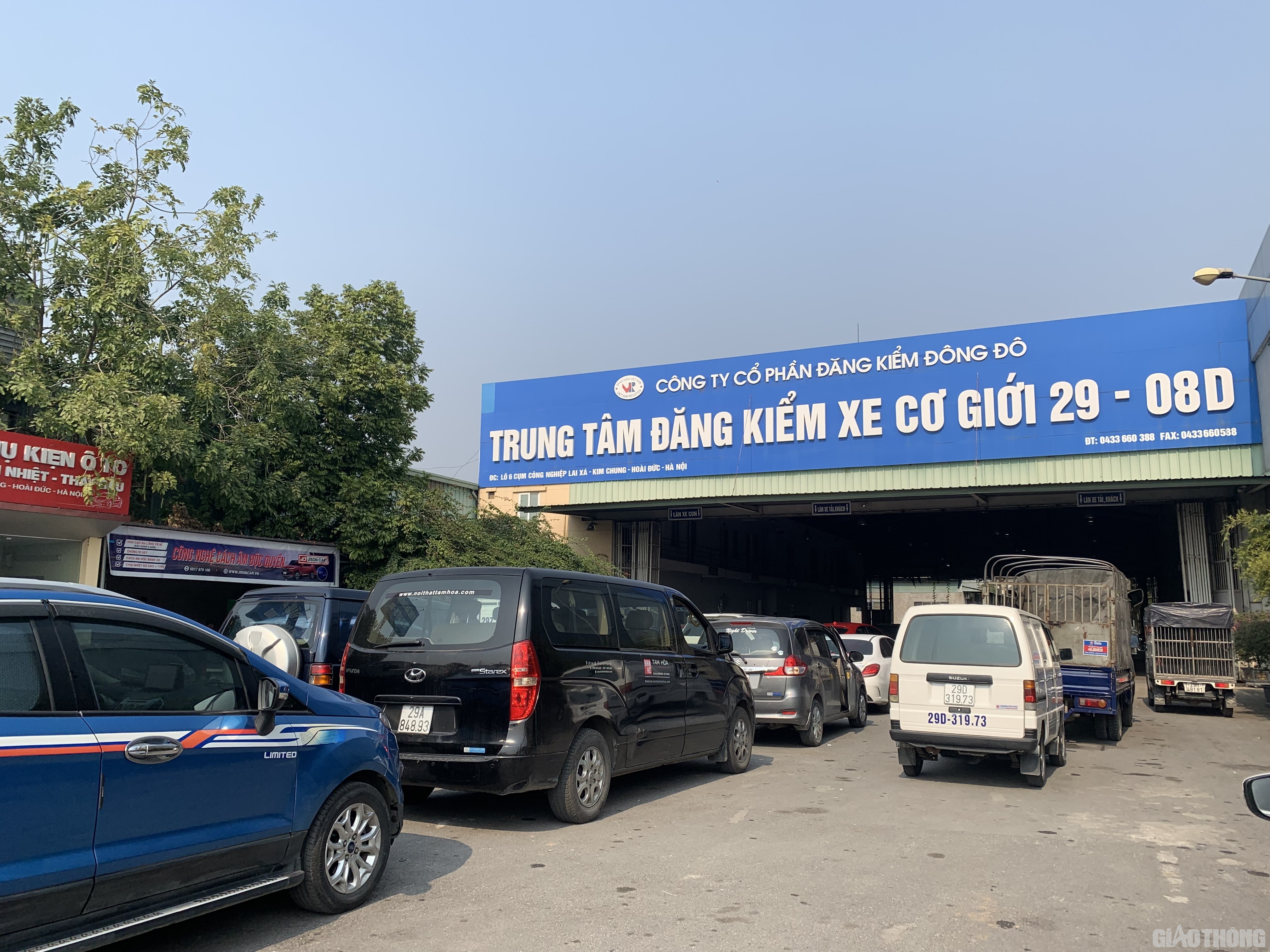 Chiều 30/1, ghi nhận của PV Báo Giao thông, tại một số trung tâm đăng kiểm tại Hà Nội có khá đông chủ phương tiện đưa xe đến kiểm định.