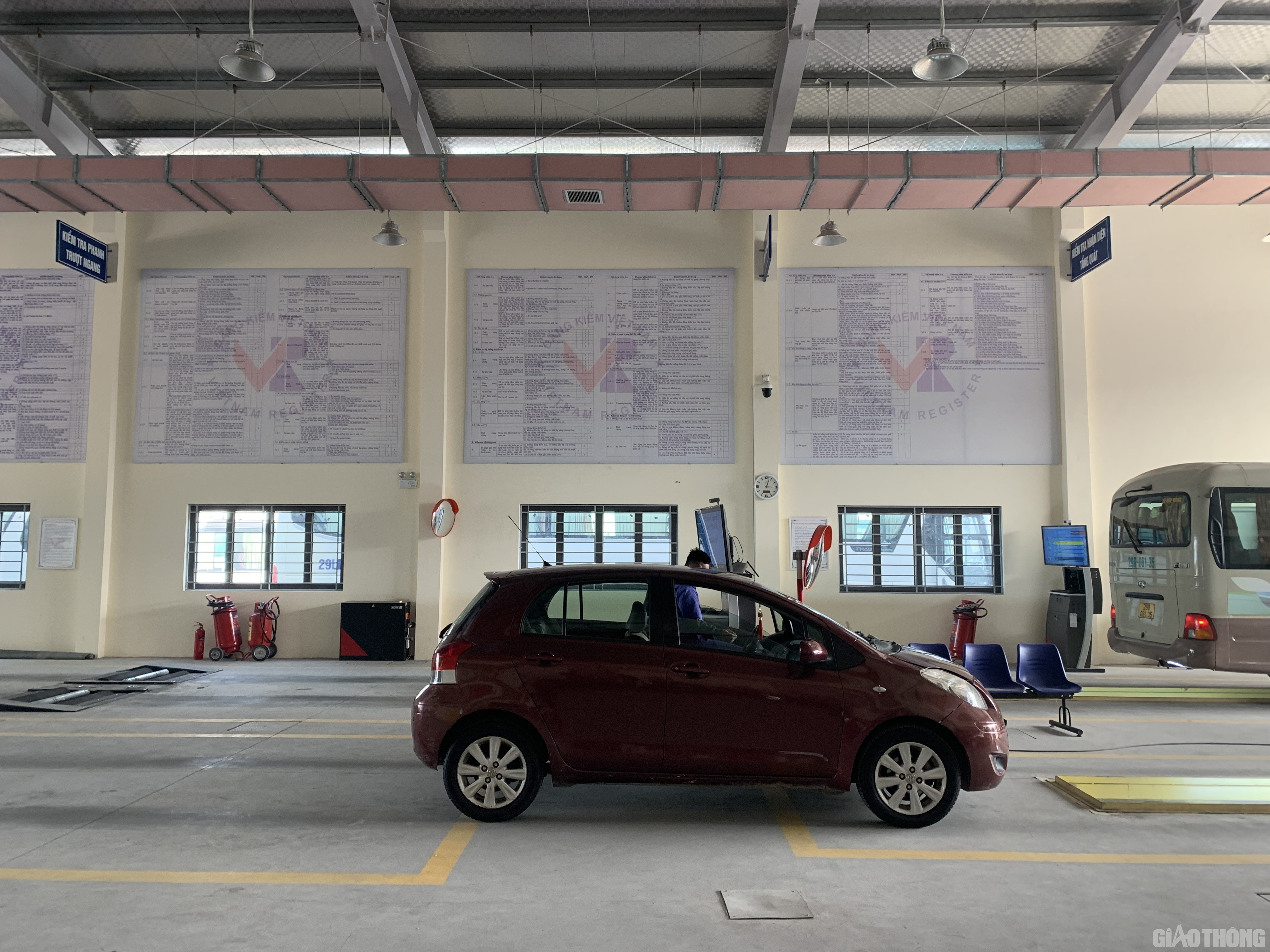 Lãnh đạo đơn vị này cho biết, trong buổi chiều, lượng xe đến đăng kiểm nhiều hơn buổi sáng. Sáng cùng ngày, trung tâm đăng kiểm 29-25D kiểm định được khoảng 30 xe