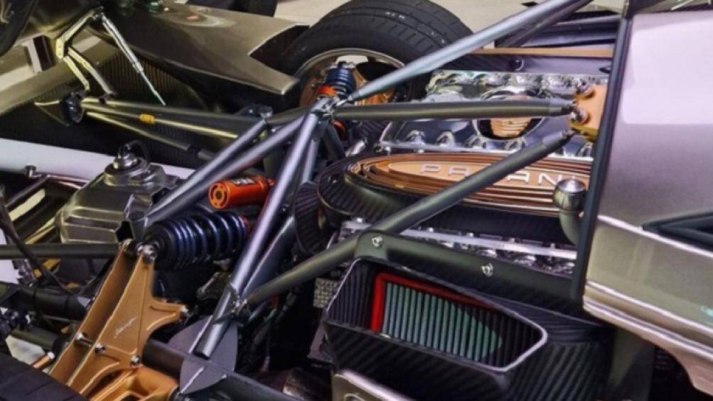 Trái tim của Pagani Huayra Codalunga vẫn là khối động cơ V12 dung tích 6.0L do AMG lắp ráp thủ công, với sức mạnh lên đến 840 mã lực và mô-men xoắn 1.100 Nm