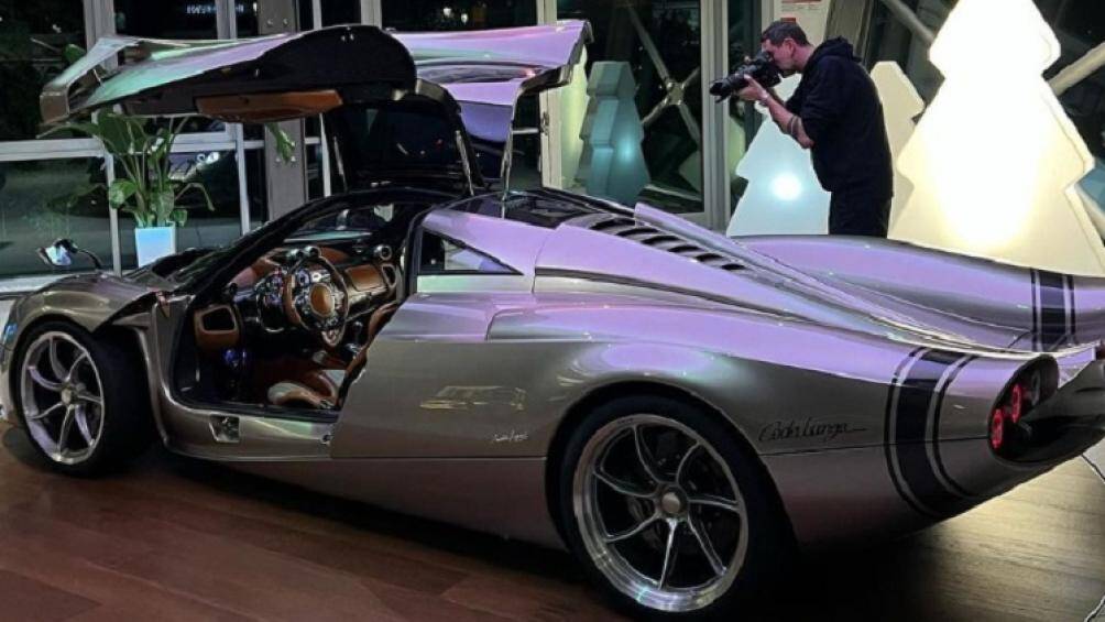 Hệ thống đèn pha và đèn hậu của xe được biến tấu với phong cách bo tròn nhẹ nhàng cùng với đó là cửa cánh chim gullwing