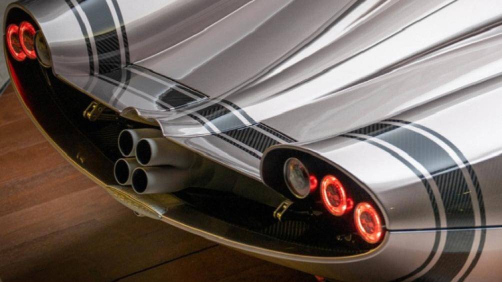 So với Huayra Coupe tiêu chuẩn, Huayra Codalunga có phần đuôi dài hơn 360 mm đi kèm hệ thống ống xả titan, bộ ống xả được phủ một lớp gốm độc đáo