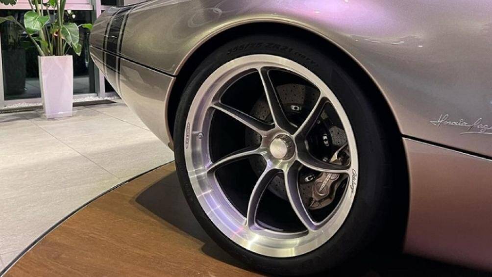 Mẫu xe này chỉ nặng 1.280 kg và được trang bị tới 4 vây đảo gió chủ động, giúp tăng khả năng bám đường