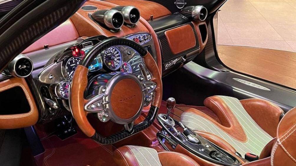 Bên trong khoang cabin còn có thêm các bề mặt bọc da lộn kiểu dệt hay một số chi tiết khác được làm từ nhôm nguyên khối nhằm mang đến không gian cổ điển