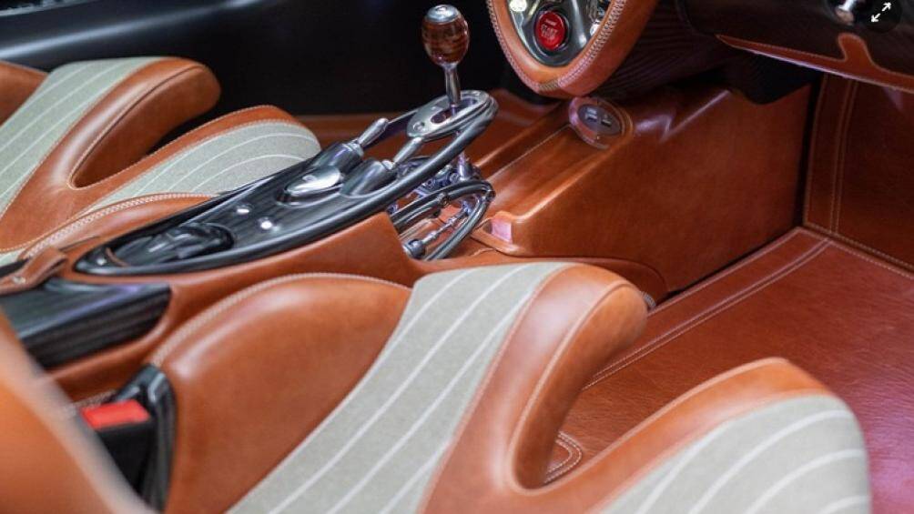 Huayra Codalunga được trang bị ghế ngồi thể thao và thảm sàn được làm từ da thật cao cấp với những đường chỉ màu trắng tương phản