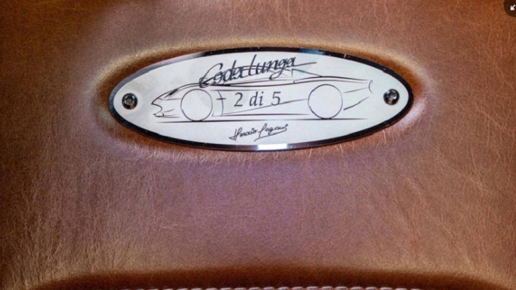 Ghế xe gây ấn tượng với hình huy hiệu số thứ tự "2 di 5" được đặt giữa 2 ghế, đi kèm dòng chữ "Codalunga"