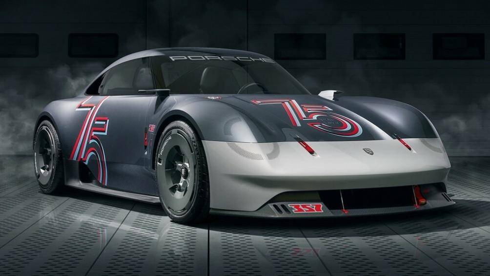 Ngay cả chi tiết lưới nằm dọc ở phía sau xe và đèn hậu hình tròn phía trước cũng giống với Porsche 356