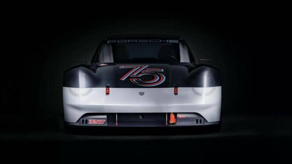 "Trái tim" của Porsche Vision 357 là khối động cơ xăng 6 xi-lanh, dung tích 4.0L tạo ra công suất 493 mã lực và mô-men xoắn cực đại 449 Nm