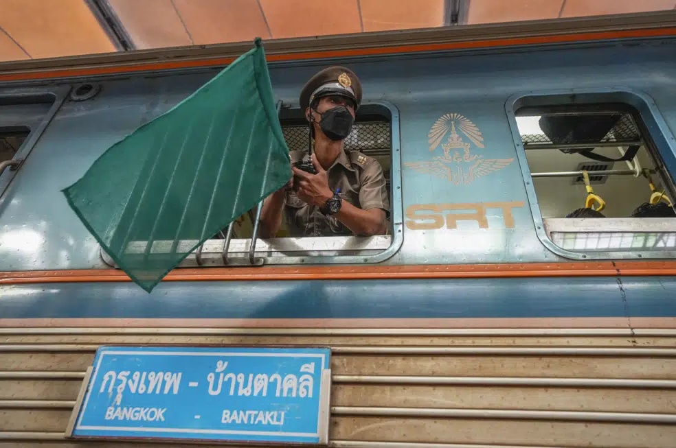Ông Prathuang Ruengsamut, một hành khách 68 tuổi, chia sẻ khi đang đợi tàu ở Hua Lamphong cho biết: “Tôi không muốn di chuyển tới nhà ga lớn. Tôi muốn duy trì hoạt động ở đây hơn. Chỉ cần cải tạo nơi này một chút là sẽ ổn thôi.”